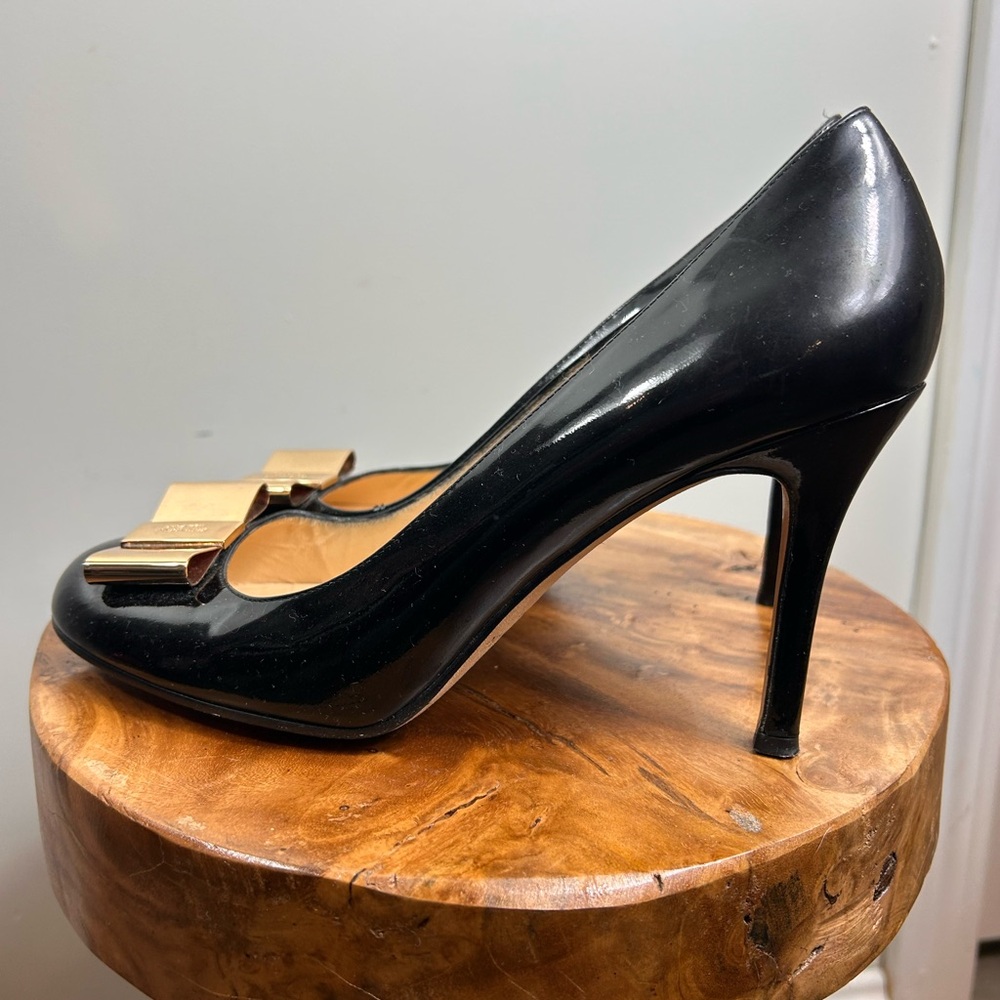 ♠️ Kate Spade Elegant Black Pumps with Gold Accent ♠️ - Picture 3 of 13